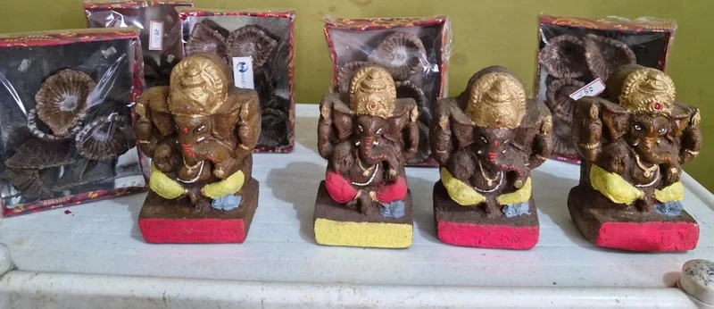आजीविका मिशन की समूह महिलाओं ने तैयार की गोबर एवं मिट्टी की गणेश प्रतिमाएं
