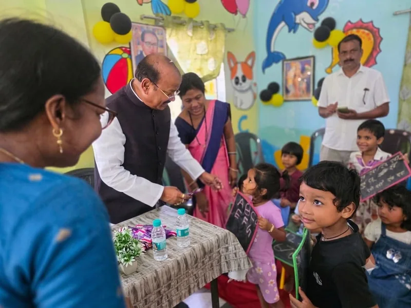 आंगन मिलन सेवा कार्यक्रम के तहत बिजुरी में बच्चों के बीच पहुंचे मंत्री श्री दिलीप जायसवाल