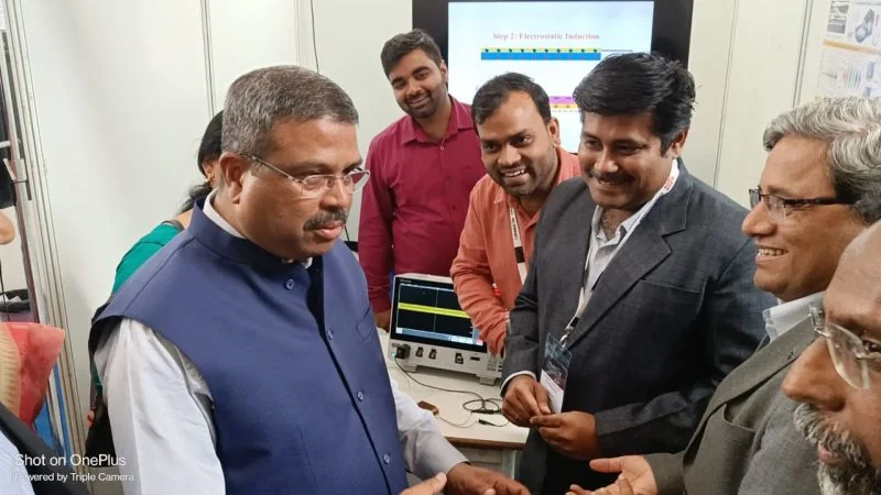 आईआईटी इंदौर के 2024 तकनीक प्रदर्शन में शोधकर्ता