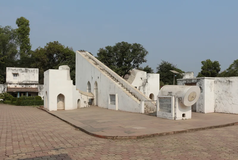 उज्जैन वेधशाला में सीढ़ीदार सम्राट यंत्र और सामने गोल नाड़ीवलय यंत्र